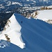 ein einsamer Schneeschuhgänger kurz vorm Gipfel
