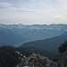 Das Wettersteingebirge breitet sich hinter Garmisch-Partenkirchen aus.