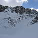 Auf den Gipfel in Bildmitte könnte man auch steigen. Er hat allerdings keinen Namen. Rechts der Bildmitte die Rinne, durch die die Skiroute zum Sattelschröfen führt.