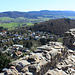 Blick nach Süden auf die Höhenzüge von Krehberg und Erzberg. Links der Mitte unser Zielort: Krumbach. Die Kuppe in Bildmitte ist "die Kapp", 347m hoch.