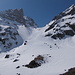 durch diese Einsattelung führt der klassische Weg zum Pic du Midi. Den etwa 200m hohen Steilhang befahren gerne schmerzfreie Schifahrer