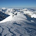 Blick vom Gipfel über den Vorgipfel P.3667m zu den westlichen Berner Alpen. Links ist das Rinderhorn (3448m), rechts der Altels (3629,3m).