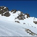 Piz d'Err 3378m. Der Aufstieg führt durch die schneebedeckte Ostflanke hoch auf den kleinen Schneesattel. Anschliessend über gut gestufte Felsen hoch zum Gipfel.