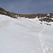 Rückblick zum Gipfel, da der Steig irgendwo im Schnee verschwant bin ich den steilen Grashang direkt zum Schnee hinab gestiegen, dann folgte butterweicher Nasstiefschnee - hüfttief.