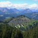 Blick vom Kronberg zu den wolkenverhüllten Glarner Bergen. Den Hügel im Vordergrund haben wir überschritten, bei der Alphütte am rechten Bildrand stiegen wir dann nach hinten ab.