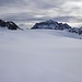 Blick über die weite Gletscherarena zum Claridenpass