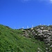 das Gipfelplateau in Griffnähe; der Aufstiegsweg blau-weiss markiert