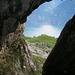 Blick durch den Höhlenausgang auf Sisikon