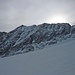 Der Verbindungsgrat zwischen Alpeiner Knotenspitze und  Nördlicher Kräulspitze begrenzt den Gletscher im Osten.