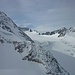 Jenseits der Alpeiner Ferner mit der Östlichen Seespitze (ganz links) und dem Schrankogel (rechts); in der Gipfelflanke der Östlichen Seespitze ist die starke Triebschneeverfrachtung gut zu erkennen.