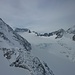 Der Alpeiner Ferner; Östliche Seespitze, Schwarzenbergspitzen, Wildgratspitzen und Schrankogel flankieren ihn.