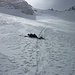 "Do legst di nieder!" - Uwe hat ein gemütliches Plätzchen am Gletscher gefunden ;-) .