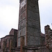 L'imponente torre che affianca l'abbazia di San Nazzaro.