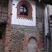 Una casa del XV secolo con una finestra in cotto all'interno del castello di Carpignano Sesia.