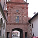 All'esterno del castello, di fianco alla Parrocchiale, si trova questo notevole ingresso settecentesco in mattoni.