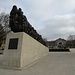 Denkmal für die Opfer der Deportationen durch das kommunistische Regime; im Hintergrund nochmals der Bahnhof