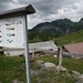 die Informationstafel zum Geologischen Wanderweg Roggenstock vor der Roggenegg