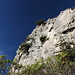 Im Abstieg vom Mont Bastide - Unterwegs in herrlicher Umgebung: Blauer Himmel, heller Fels und viel Grün.