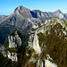 l'inconfondibile Procinto sulla sx in basso,sulla dx il monte Nona e sullo sfondo il gruppo delle Panie,a sx in alto,il monte Sumbra.