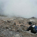 Der Abstieg im sandigen Gipfelaufbau. Unten im Nebel irgendwo liegt der Krater.