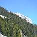 Blick zurück von der, den Namen zurecht tragenden Himmelmoosalm zur Gipfelkapelle des Brünnsteins