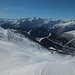 Vue en direction de l'Italie. La route du tunnel du Grand Saint-Bernard est bien visible