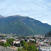 Blick über Bellinzona (links zum Gotthard, rechts zum San Bernardino)