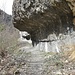 Diese überhängenden Felsen schützen vor Steinschlag