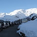 <b>Parcheggiamo sulla strada del Passo della Furka. Sullo sfondo possiamo già ammirare il costone che saliremo.</b>