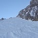 Das 1/2 Einstiegsband, kurz nach dessen Ende über steiles Schrofengelände hinauf zum ersten Schneefeld