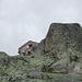 La capanna Albert Heim fa capolino dietro il granito.