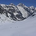 Sicht zurück ins untere Val Bever von den Alphütten Zembers da Suvretta (2145m). Über die Fläche klebte der Schnee eklig an den Fellen und bildete grosse Stollen an den Fellen. 

Die Gipfel über dem Eingang des Tals sind Piz da las Blais (mitte; 2930m), Dschimels (links; 2782m) und Piz Mez (rechts hinten; 2900m).