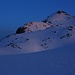 Wunderschön präsentierte sich mir der Piz Calderas (3397m) wenige Minuten vor Sonnenaufgang. Nach wenigen Metern rastete ich nun das erste Mal seit dem Aufbruch auf der Hütte und genoss dabei einen herrlichen Sonnenaufgang.