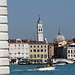 Kein Wunder, dass sich beim unstabilen Baugrund Venedigs Gebäude und Türme neigen. 
Hier der Turm der Kirche San Giorgio dei Greci.