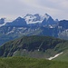 Aussicht vom Mändli (2060m) übers Wilerhorn (2005,4m) auf die Wetterhorngroppe. V.l.n.r.: Rosenhorn (3669,3m), Mittelhorn (3704m) und Wetterhorn (3692m).