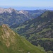 Blick vom Arnifirst (2155m) auf die Berge von Sörenberg. Links vorn ist der felige Kopf Arnitriste (2005m), rechts die Haglere (1948,8m) und hinten die Kette der Schratteflue. 