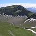 Blick zurück beim Aufstieg zum Arnihaaggen auf den Höch Gumme (2205m). Der bucklige Vorgipfel links ist der Arnifirst (2155m).