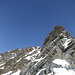 Das Gipfelkreuz der Hinteren Jamspitze ist bereits zum Greifen nah - doch im Hochgebirge ist der direkteste Weg nicht immer der beste... 