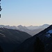 Blick zu früher Morgenstunde nach Norden ins Karwendel; die südseitigen Hänge des Roßkogels (links außerhalb des Bildes) sind bis in große Höhe bereits ausgeapert.