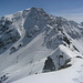 Auf dem höchsten Punkt des Gampberggrates. Blick zur Vorderen Rendlspitze, auf die über den sichtbaren Grat der "Erste Arlberger Winterklettersteig" führt.<br />Die Skispuren unter den Felsen ihrer Flanke führen unter die Hintere Rendlspitze und dann auf sie hinauf.