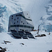 Monte Rosa Hütte mit alpinem Hintergrund