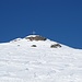 Der Gipfel ist in greifbare Nähe gerückt - es wird sich aber zeigen, daß der Bereich unmittelbar neben dem Kreuz nicht so geräumig ist wie es hier den Anschein hat - zumindest bei winterlichen Bedingungen.