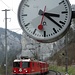 Pünktlich wie die Uhr verkehren die Züge der RhB durch die Rheinschlucht. Station Valendas-Sagogn.