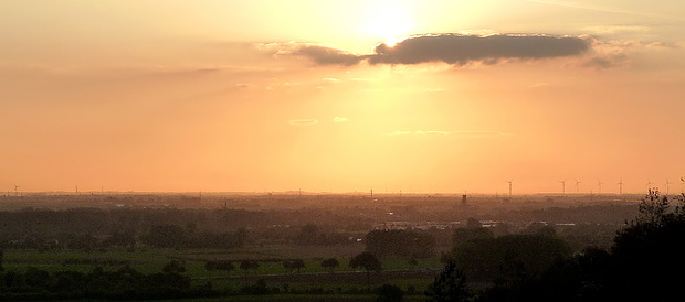 Der Sonne steht sehr viel Himmel für ihren Untergang zur Verfügung. Sie hat noch ein gutes Stück abzutauchen bis zum Horizont. 