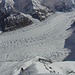 Tiefblick auf den Inyltschek Gletscher. Am Grat zu sehen Camp 1