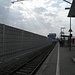 Bahnhof Mammendorf mit extremen Lärmschutzmauern