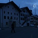Während die Nacht langsam hereinbricht, breche ich auf die lange nächstliche Schneeschuhtour in Fuldera (1638m) auf.