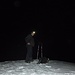 Das Foto könnte auf irgendeinem Schneehaufen entsanden sein, doch ich stehe auf dem Piz Cotschen (2768m). Der Übergang von Piz Terza / Urtirolaspitzes zum Piz Cotschen war in der Nacht gar nicht so einfach. Im Abstieg vom Piz Terza sten ein felsiges Gratstück im Weg das ich in der Nacht nicht beurteilen konnte. Deshalb umging ich diese Stelle in der Flanke auf der Westseite was einer Schneewühlerei gleichkam. Der Wiederaufstieg zum Piz Cotschen über den Grat war dann aber wieder einfach und ohne grössere Hindernisse.