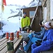 Schwedische Skitourengänger vor der Albert Heim Hütte