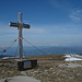 Ein herrlicher Rundblick bietet sich vom Gipfel des Stuhlecks. Rechts vom Gipfelkreuz die Veitsch.
